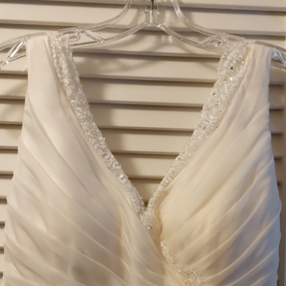 Beautiful wedding dress - Picture 3 of 8